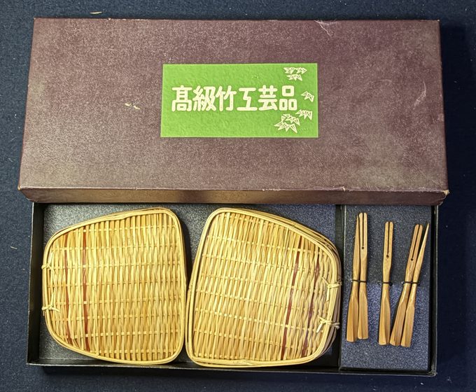 一套日式茶菓子(点心)竹编礼盒,日本传统竹艺礼品,原装纸盒
