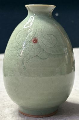 青瓷莲花一点红花瓶