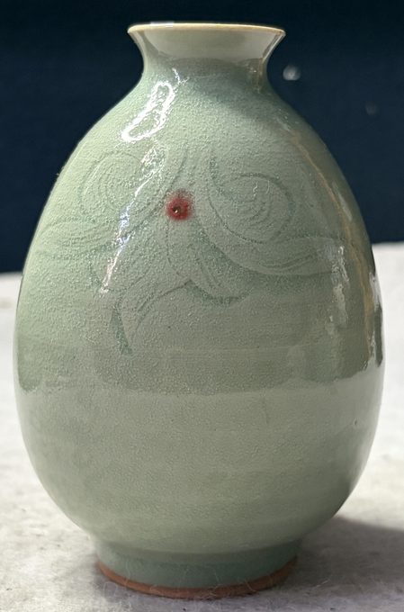 青瓷莲花一点红花瓶