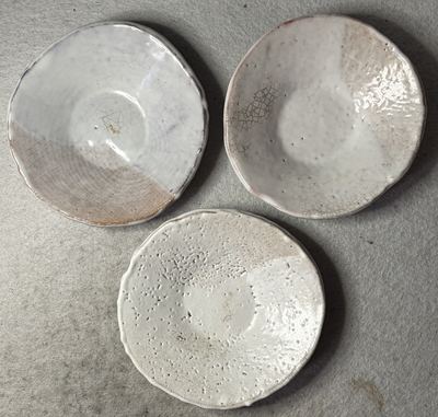 白釉开片手捏铭铭皿（三客组）