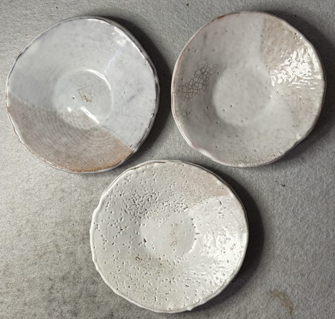 白釉开片手捏铭铭皿(三客组)