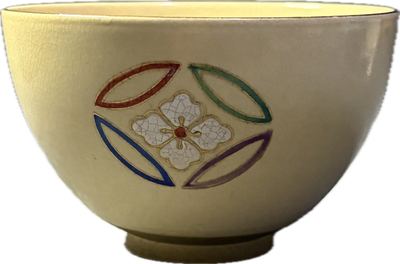 米黄釉开片彩绘七宝纹茶碗