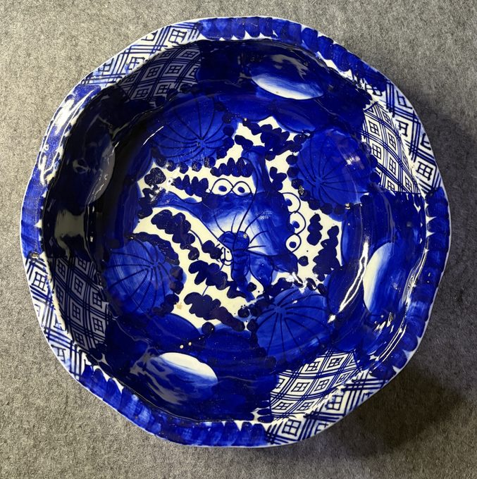 伊万里染付青花荷塘蝴蝶纹花口大钵
