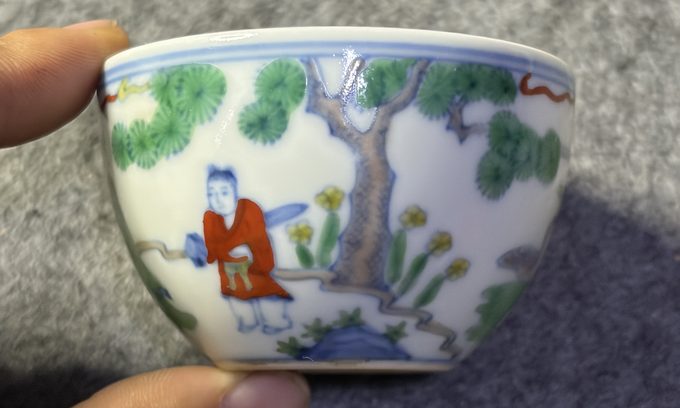 大明成化年制款斗彩羲之爱鹅图缸杯