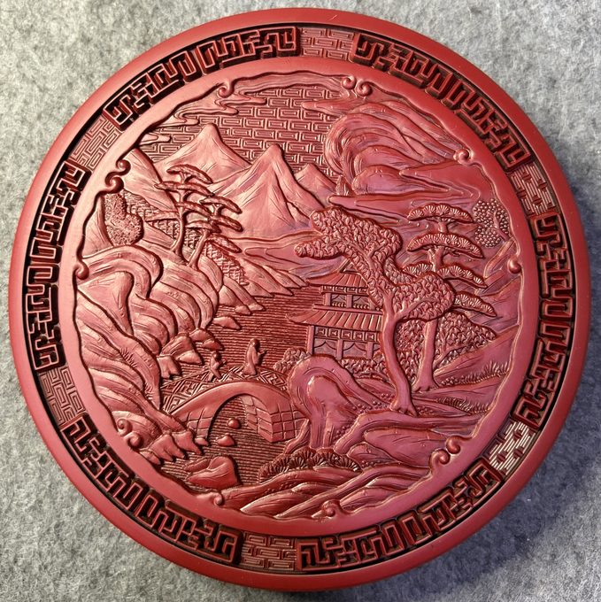 剔红雕漆山水人物圆砚箱